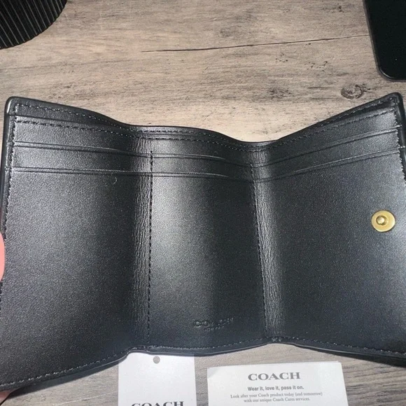 Coach Pebbled Black Leather wallet - Picture 4 of 6